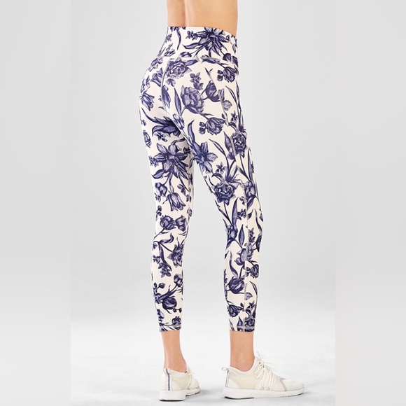 Fabletics legging Define power hold high waisted capri in adalia color - Picture 2 of 8